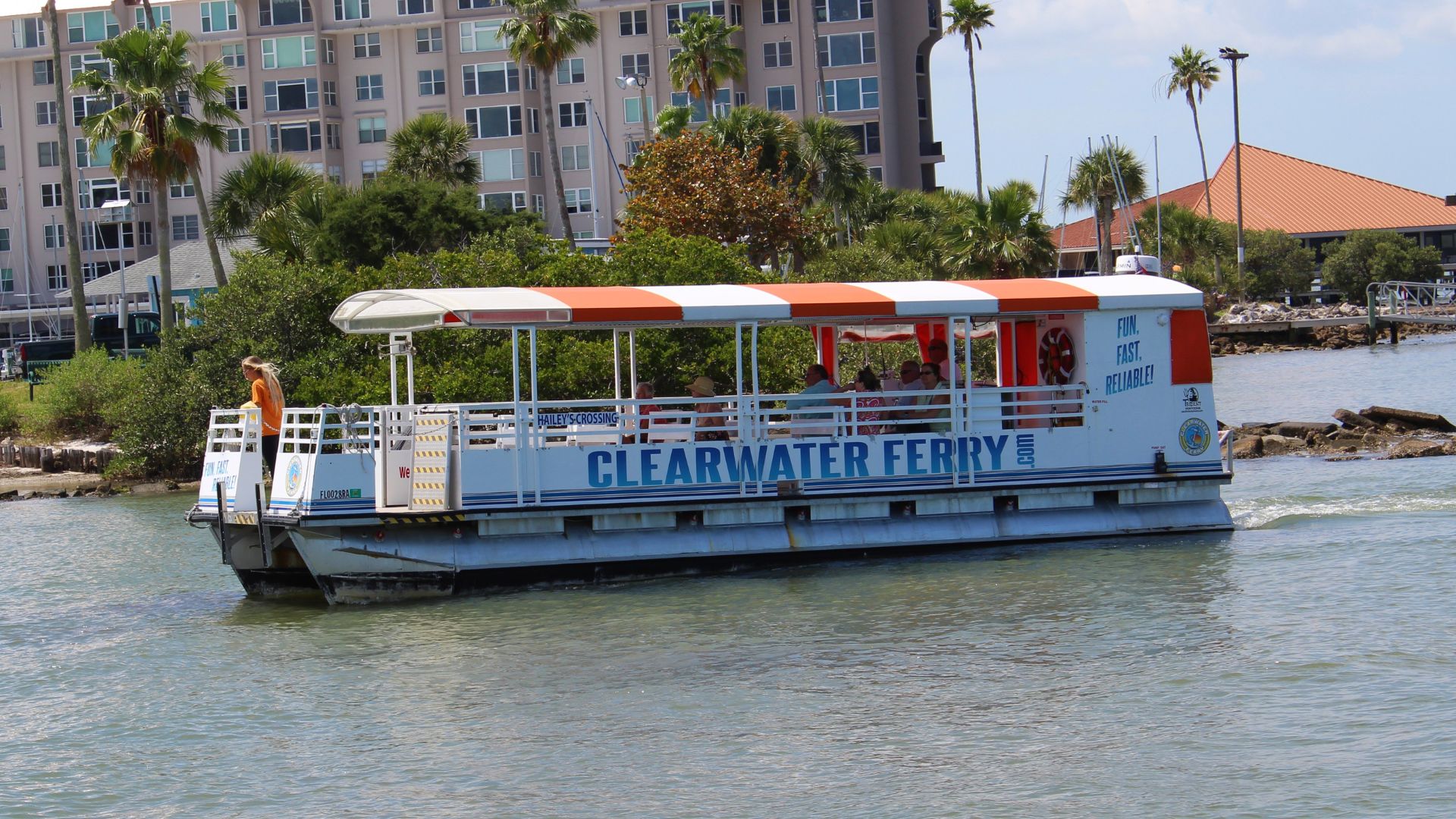 Private Boat Hits Ferry, Flees the Scene, One Dead [WATCH]
