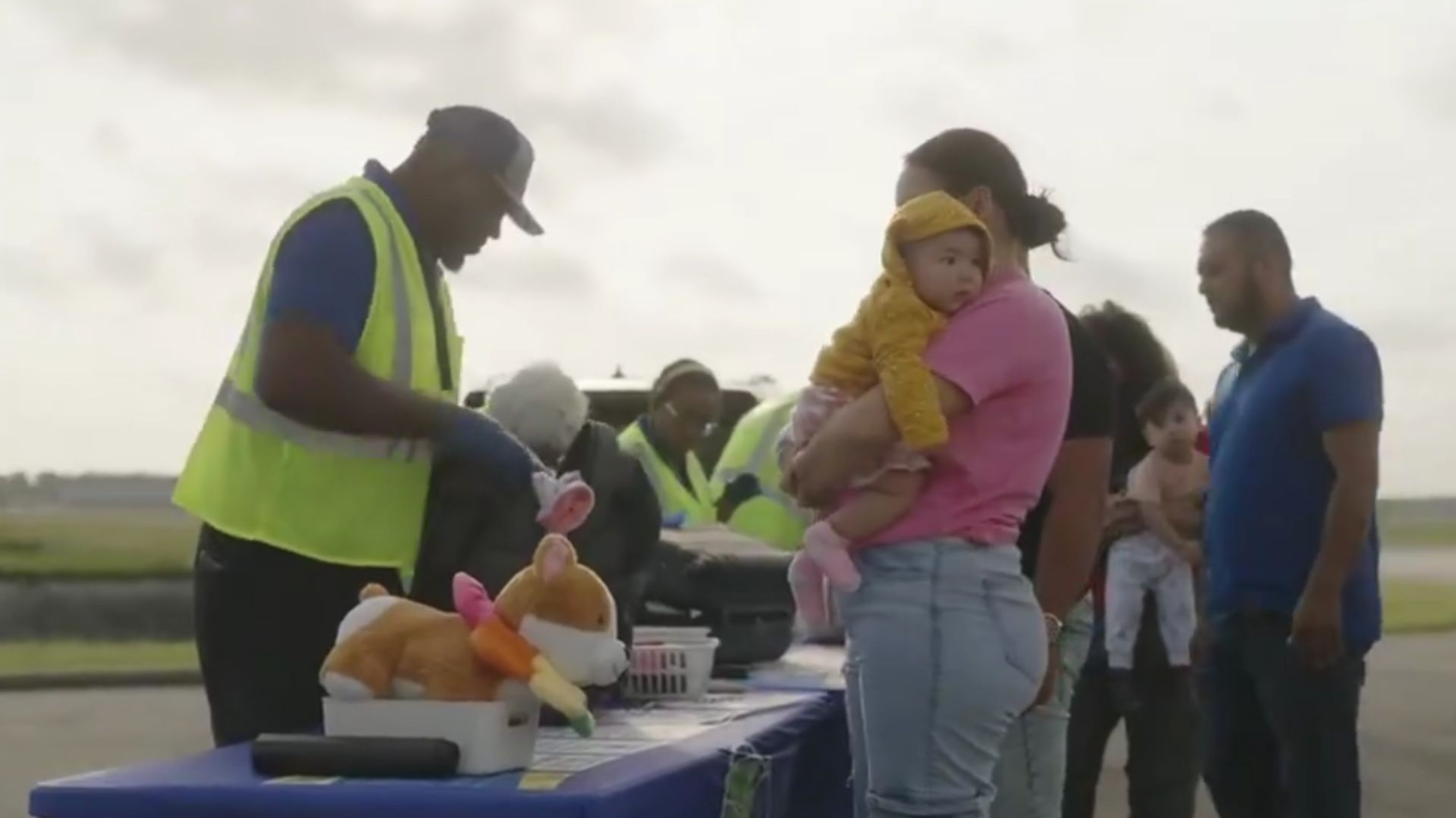 DHS Flies Out First Round of Self-Deporting Illegal Aliens from Texas [WATCH]