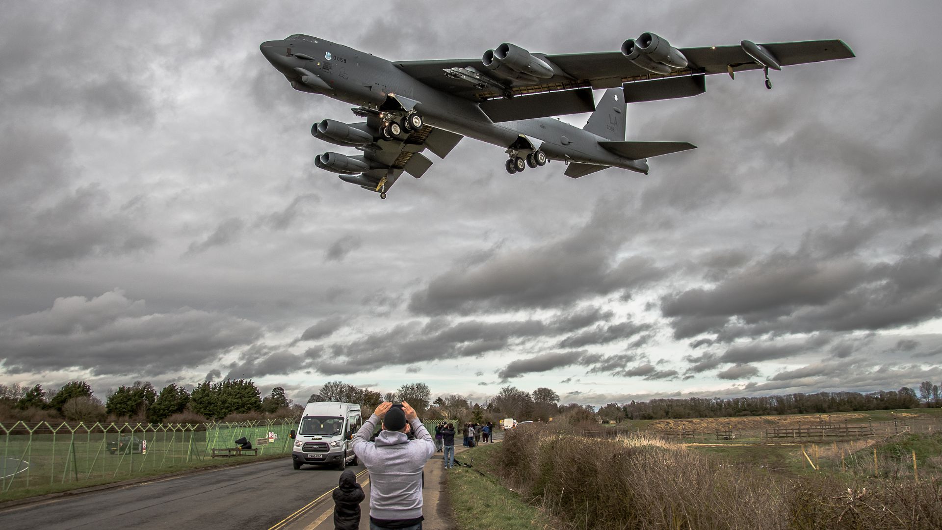Delta Connection Plane Swerves Around Air Force B-52 Bomber [WATCH]