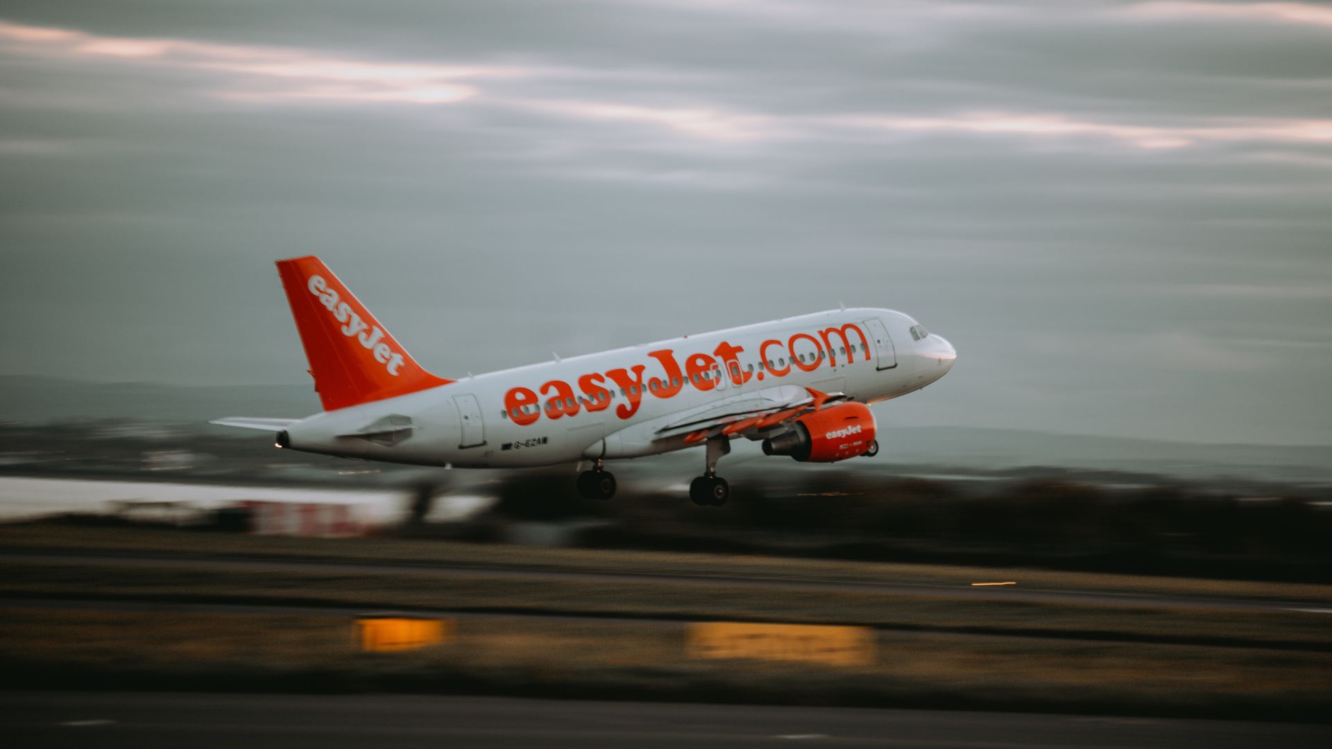 Passengers Take Down Man Yelling ‘Allahu Akbar’ and ‘Death to Trump’ on Flight to Scotland [WATCH]