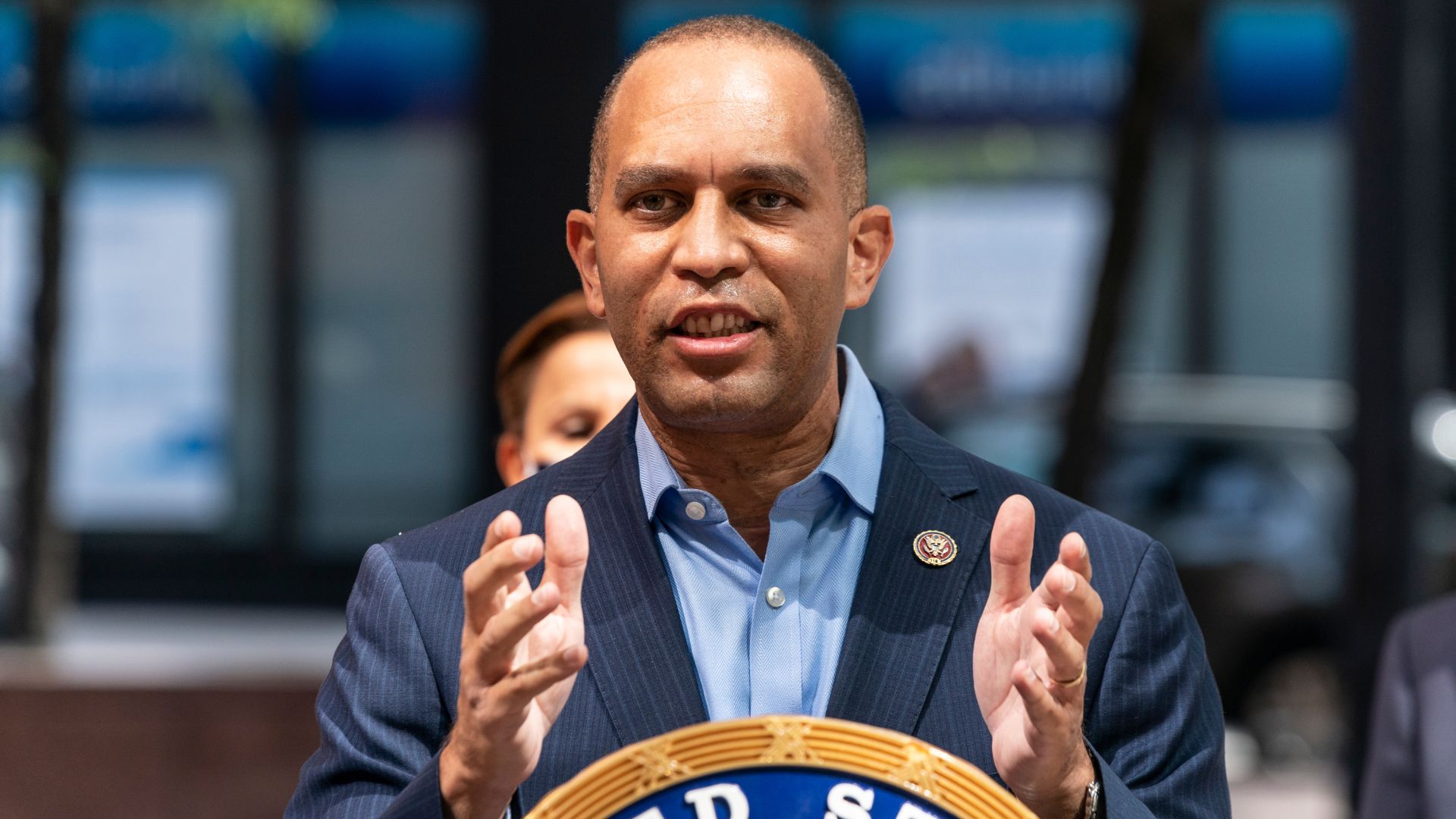 Hakeem Jeffries Dodges, Loses Patience Over NYC Socialist Mamdani Questions [WATCH]