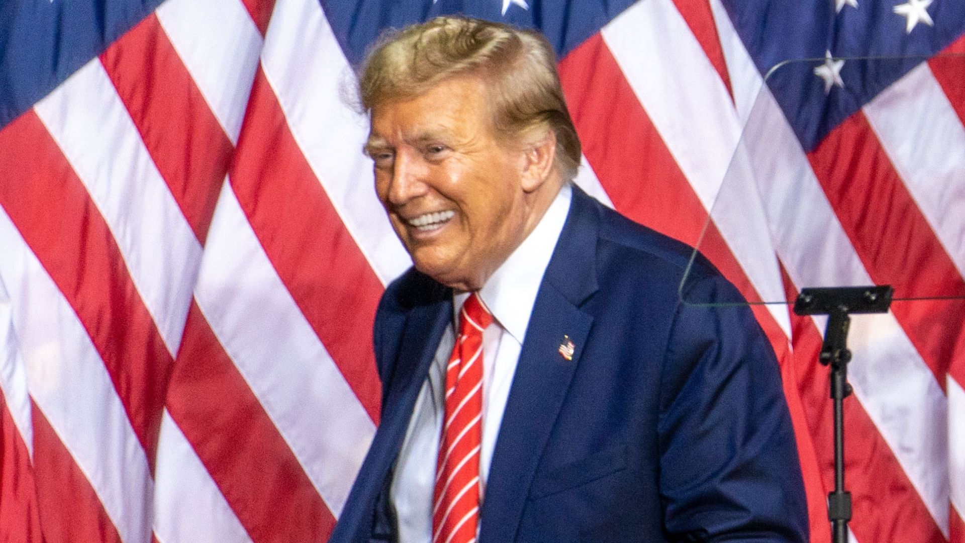 Trump Schools Politico Reporter Mid-Flight After Getting Clean Bill of Health