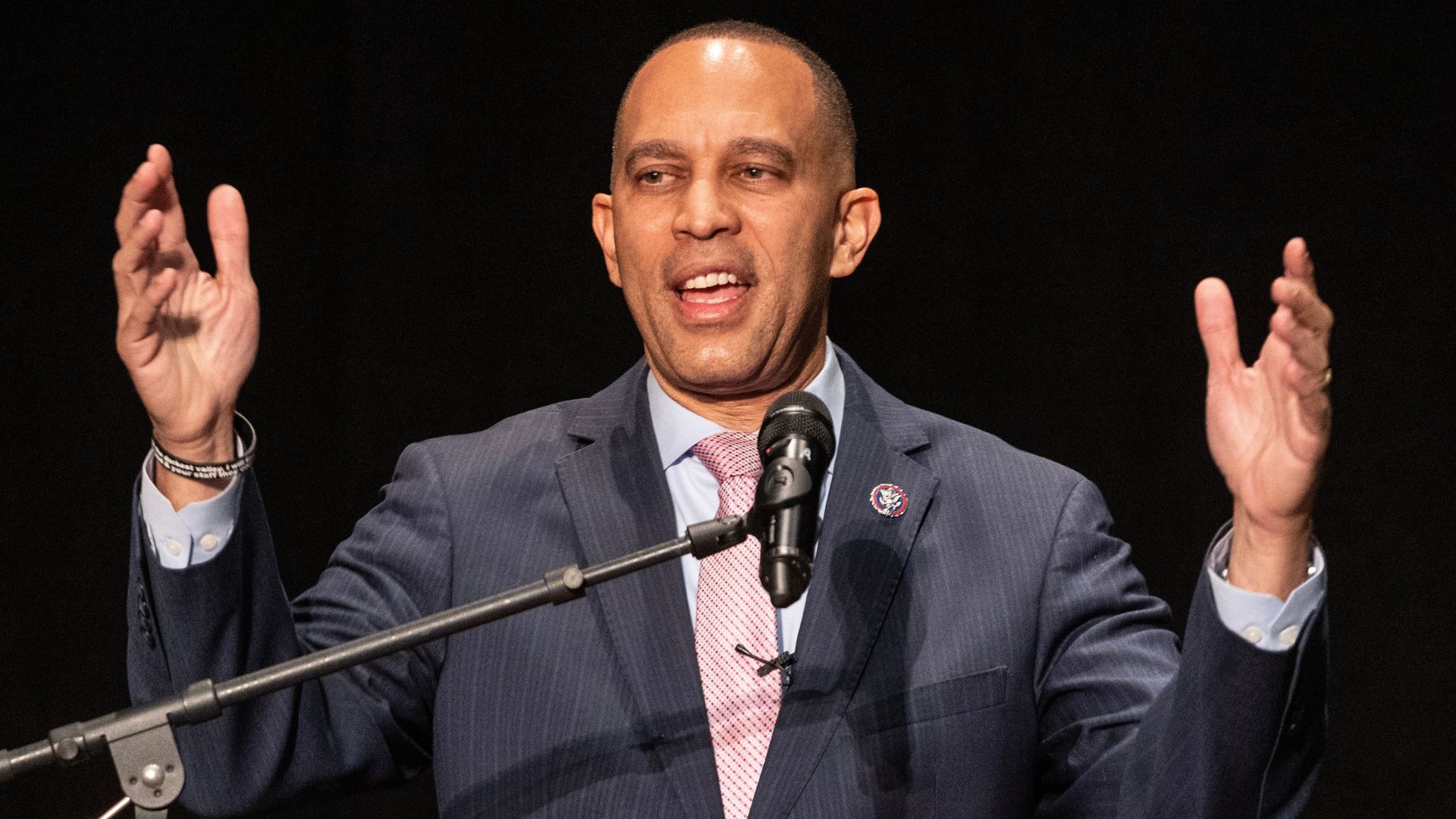Hakeem Jeffries Gets Embarrassed Live on CNN by Liberal Host Dana Bash [WATCH]