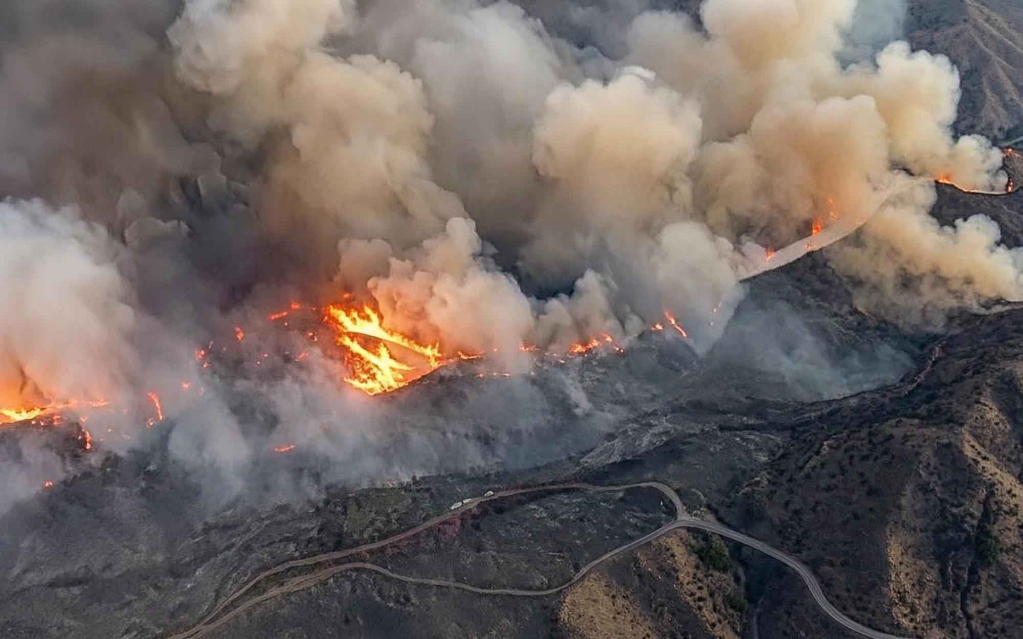 Massive Los Angeles Wildfire Triggers Evacuations in Blistering October Heat [WATCH]